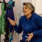 Una delle sue prime allieve � stata la 47enne Angela Borromeo, oggi divenuta attrice e insegnante. �In questo tipo di spettacoli gli attori non seguono un copione, ma costruiscono una storia insieme direttamente in scena, partendo da uno spunto offerto dal pubblico�, spiega Angela